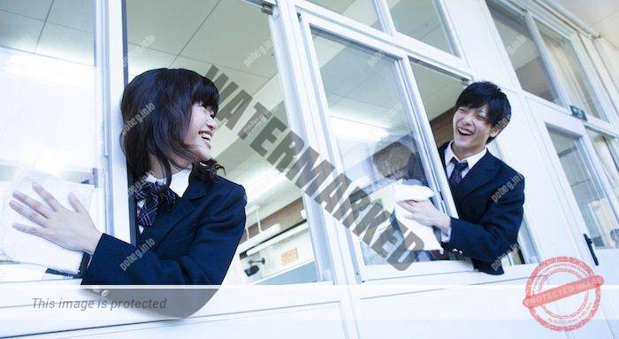 Японские ученики моют окна в школе