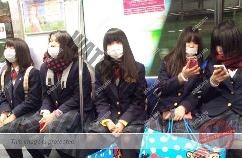 Японские школьны в масках в метро