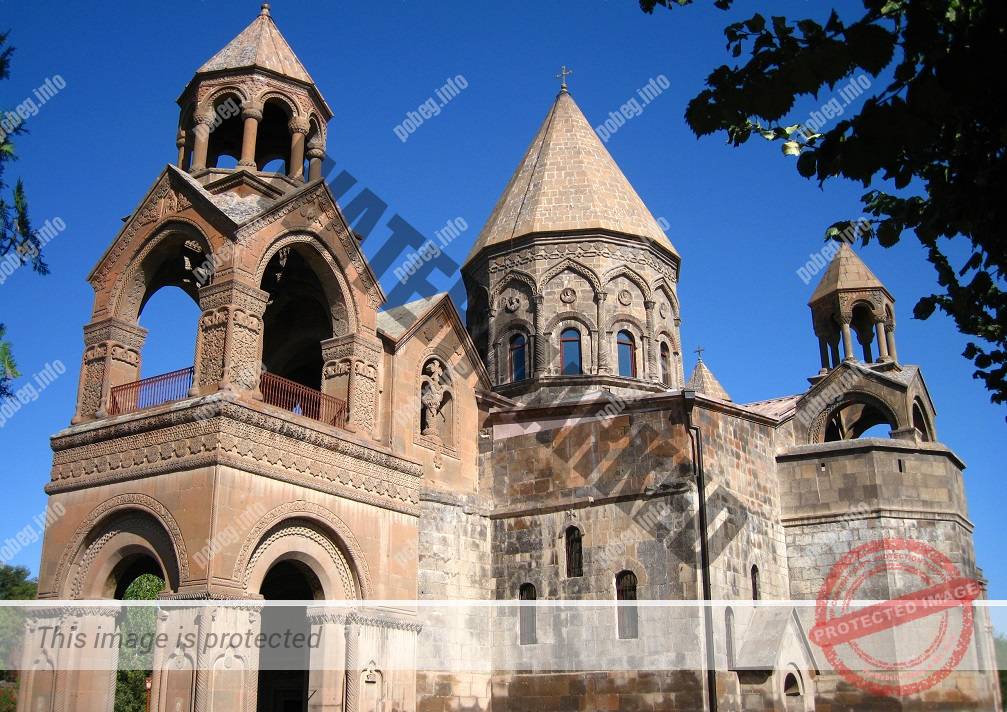 Эчмиадзинский кафедральный собор, основанный в 303 году